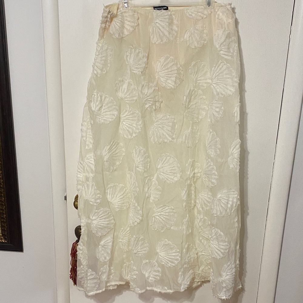 PrettyLittleThing Cream Shell Pattern Maxi Skirt … - image 1